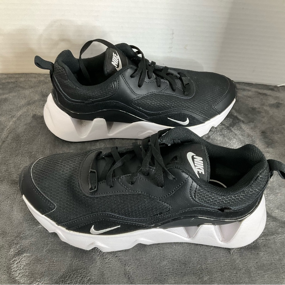 Nike Ryz‎ 365 2 Women’s Size 9.5  Black Mesh Uppers With Leather Overlays No Box